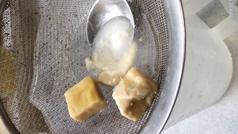 羊肉煲(无糖无盐无鸡精),秘密武器在此……腐乳属于豆制品,其中用到酒,经过霉菌发酵,蛋白质含量更高,更易吸收,加入到羊肉中去炖煮,去腥同时还能增加特殊香气。过滤到600ml水中