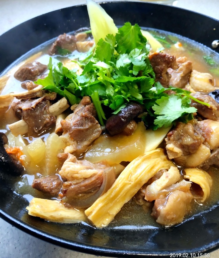 羊肉煲(无糖无盐无鸡精),锅里剩余的羊肉倒入锅中,铺上香菜