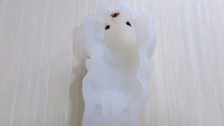 高颜值沙皮狗冰激凌,首先隔水融化少许巧克力,装入裱花袋,挤出眼睛与鼻子,爪子也可以涂上,我嫌麻烦,爪子没有涂。