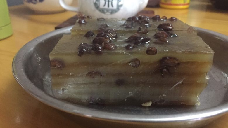 千层红豆糕,大约一个半小时左右就可以蒸满一糕盘子,关火取出后放凉,要知道完全放凉才会成型的哦!!