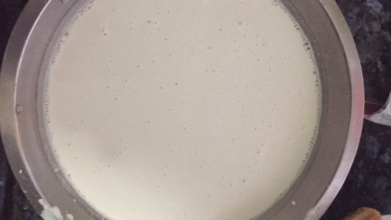 千层红豆糕,把马蹄粉及水混合搅拌成浆状,搅拌后放置一边待用