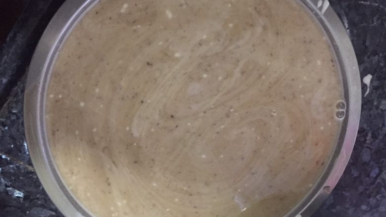 千层红豆糕,把之前做好的马蹄粉浆倒进放温后的红糖水里,搅拌均匀