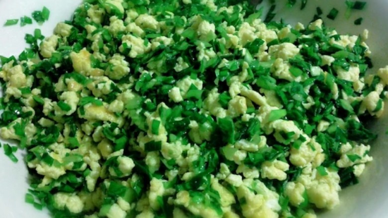 韭菜鸡蛋水饺,锅内倒入适量油烧热,倒入鸡蛋液快速滑熟放凉放入切好的韭菜,倒入适量耗油,油,搅拌均匀,放放入适量盐再次搅拌均匀。