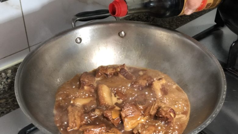#猪年#酸酸甜甜就是我➕家常糖醋小排,开盖,转中大火收汁,这时再加入一勺陈醋,让排骨滋味更浓郁