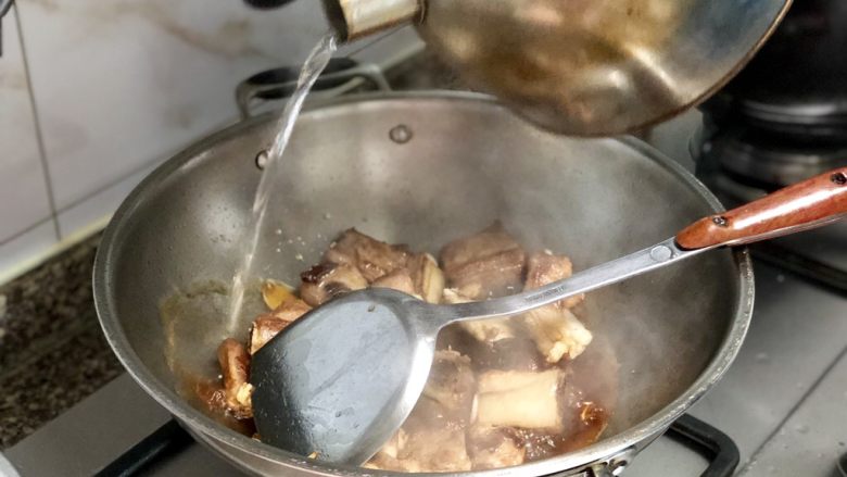 #猪年#酸酸甜甜就是我➕家常糖醋小排,然后加入适量热水,水不用太多,基本没过排骨即可