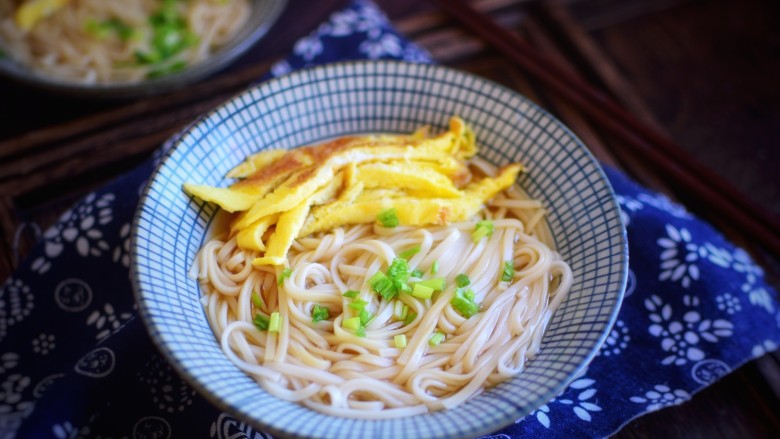 阳春面,把鸡蛋和葱花都放碗里