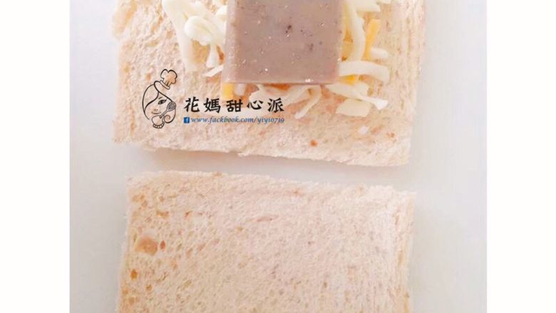 爆漿年糕吐司盒,將乳酪絲先鋪在吐司上,放上一片年糕
在撒上乳酪絲,在將另外一片吐司蓋上