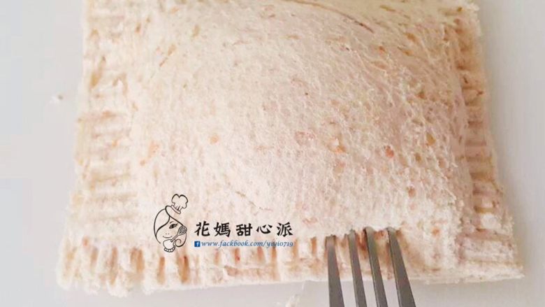 爆漿年糕吐司盒,使用叉子壓邊壓合,烤的過程中才不會開口