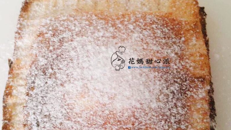 爆漿年糕吐司盒,放入一般家用小烤箱烤到外酥內融化即可
約5分鐘就可以了!拿出撒上糖粉完成