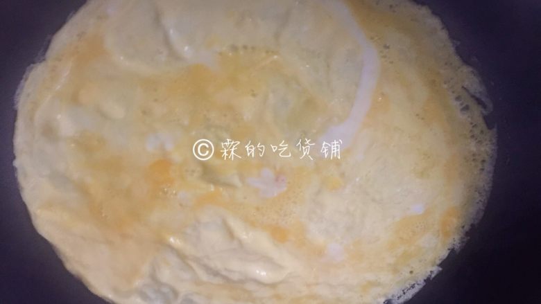 如意鸡胸肉蛋卷,慢慢的旋转锅子,变成圆形