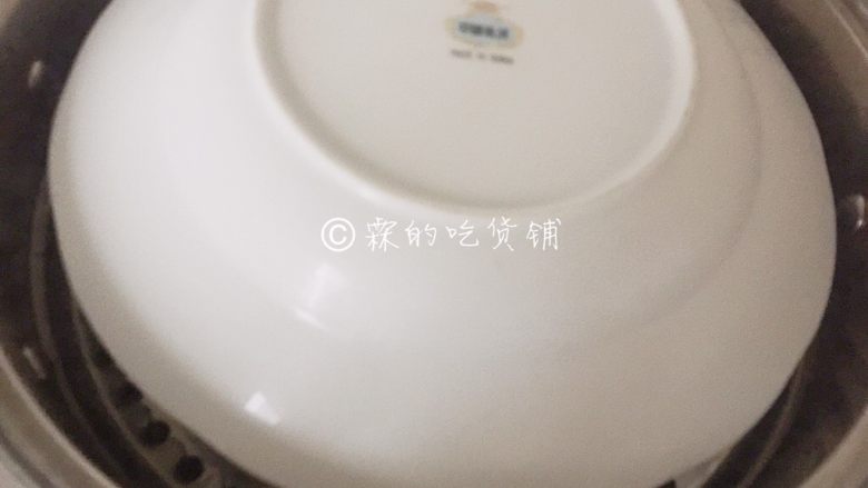 如意鸡胸肉蛋卷,卷好后放入盘中,入锅蒸熟,约25分钟左右,建议上面盖个盘子,防止水蒸汽滴入。