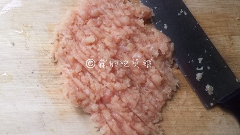 如意鸡胸肉蛋卷,<a style='color:red;display:inline-block;' href='/shicai/ 102'>鸡胸</a>肉去筋膜后洗净,剁成蓉