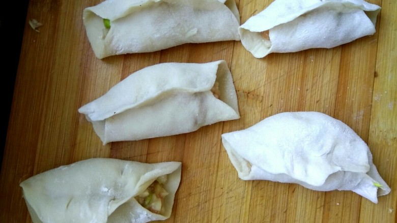 #猪五花# 白菜猪肉锅贴,加肉馅,做成饺子状,两头开口,不要捏死