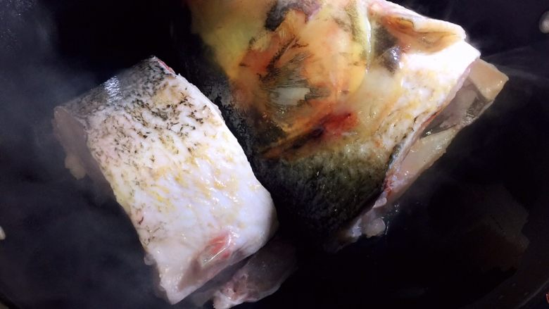 鱼头泡饼,锅中放油烧热,放入鱼肉煎一下(可以煎两面,也可以煎一面)