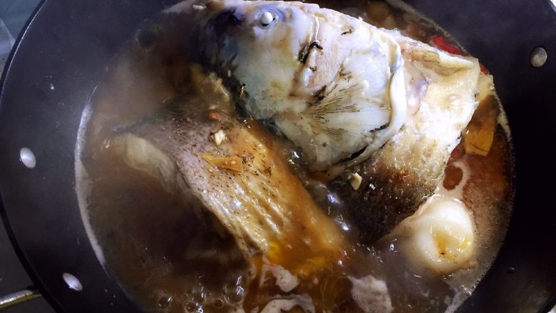 鱼头泡饼,炖30分钟后,汤汁变少