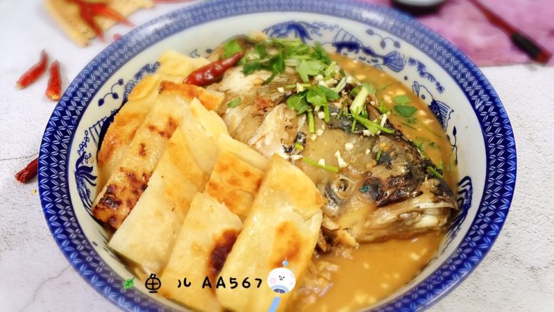 鱼头泡饼,将鱼头盛出,将饼泡入鱼汤中,味道真的很鲜美哦!