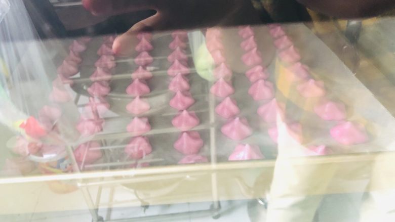 火龙果溶豆,将挤好的豆豆放进烤箱里,100度上下火烤50分钟