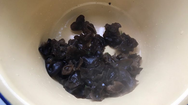 芹菜拌木耳,捞出,控干水分