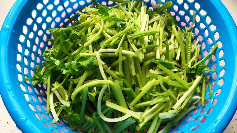 芹菜拌木耳,芹菜洗净,切寸段