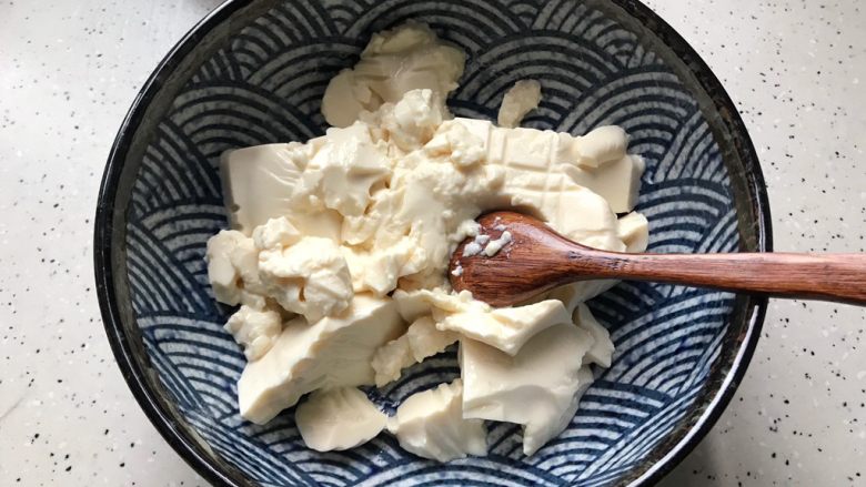 肉糜豆腐炖鸡蛋,将豆腐挖出来,碎一点也没有关系的,反正等下还要捣碎的