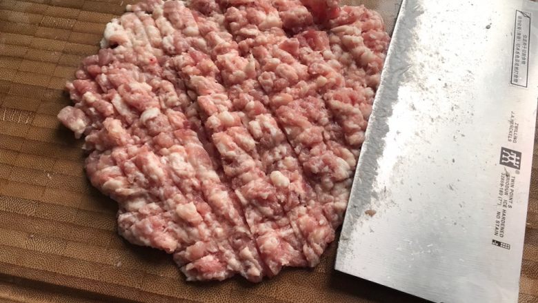 肉糜豆腐炖鸡蛋,五花肉洗净之后剁成肉糜,如果你嫌麻烦也可以在买的时候请肉铺给搅烂