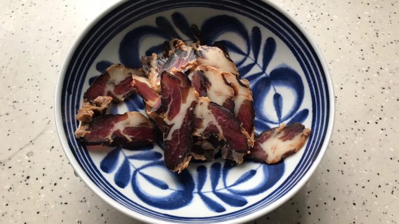 萝卜蒸酱油肉,酱油肉用温开水冲洗一下,然后切成薄片,切的稍微薄一点口感为佳