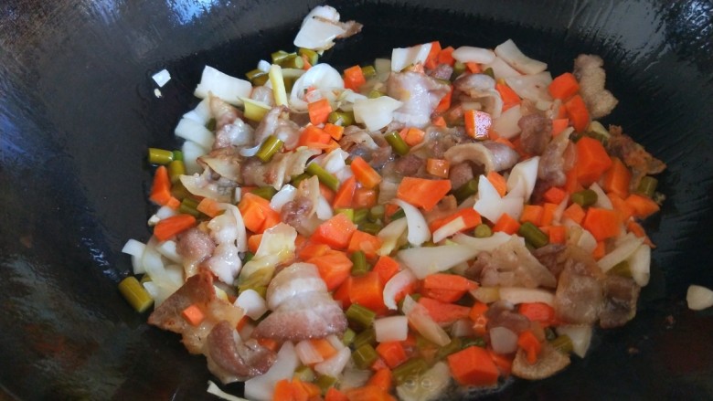 张家口特色菜 白肉炒酸菜粉条,在倒入酸菜炒出酸味儿。