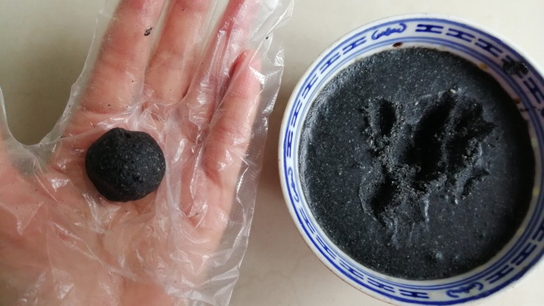 黑芝麻汤圆,分成每个十克,搓成圆形