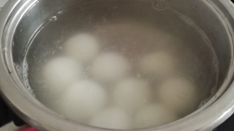 黑芝麻汤圆,锅里的水烧开后,放入汤圆