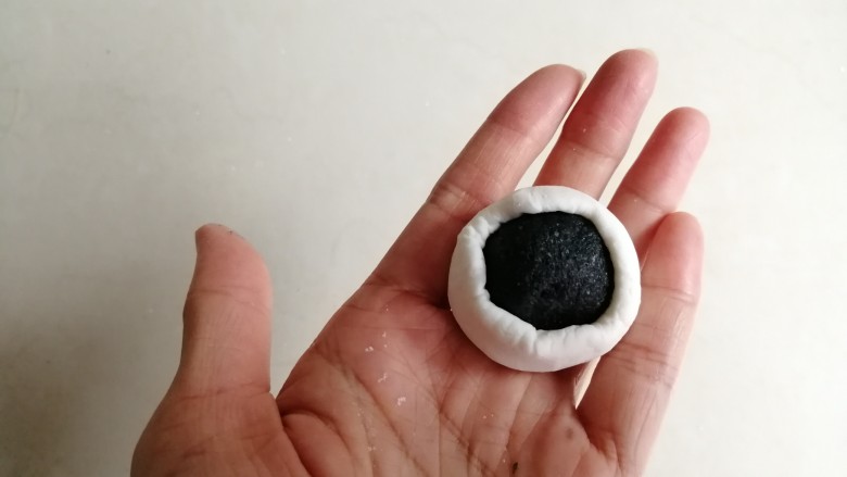 黑芝麻汤圆,皮分成15克一份,弄成碗状放入黑芝麻馅
