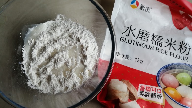 黑芝麻汤圆,糯米粉里倒入热水拌几下,再倒入冷水