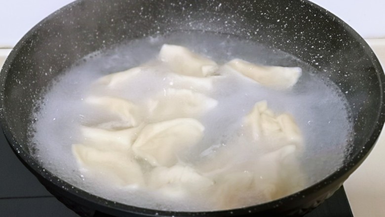 #猪里脊#酸菜猪肉馅饺子,煮饺子喽~锅中加入清水大火烧开,下饺子,中火煮饺子,烧开后淋少许冷水,反复2-3次,盖盖子煮一会,饺子漂浮在水面上即可捞出。