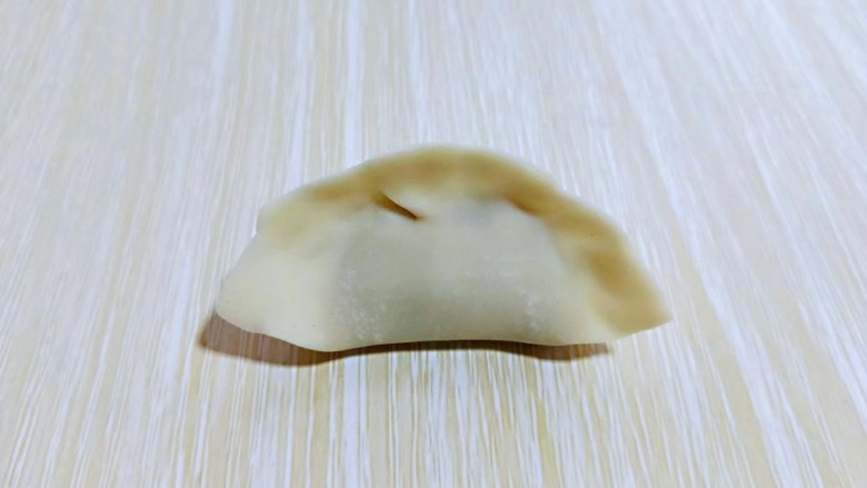 #猪里脊#酸菜猪肉馅饺子,再将两边捏好,可以根据个人喜欢捏饺子的形状。
