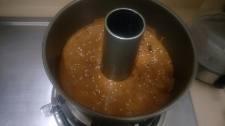 红糖枣泥蛋糕,震一下,撒上装饰白芝麻