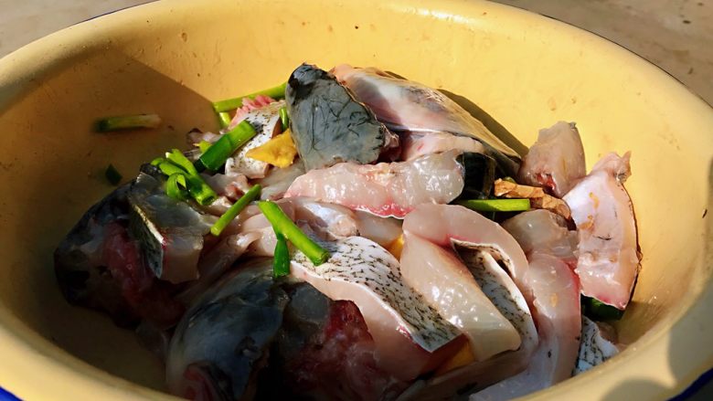 酸菜鱼#年年有鱼#,洗好的鱼块用盐、<a style='color:red;display:inline-block;' href='/shicai/ 718'>料酒</a>、姜葱腌渍,用手仔细反复抓拌均匀,用手揉搓一会,比较好入味,静置20分钟。