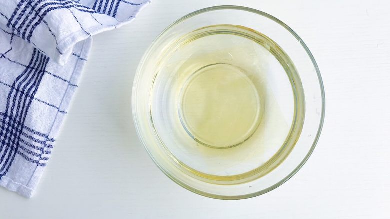 木瓜椰奶冻,食材处理(一):
将吉利丁片提前放入凉水中泡软备用
(吉利丁片一定要用凉水泡软效果最佳 没有的也可以用吉利丁粉代替)
