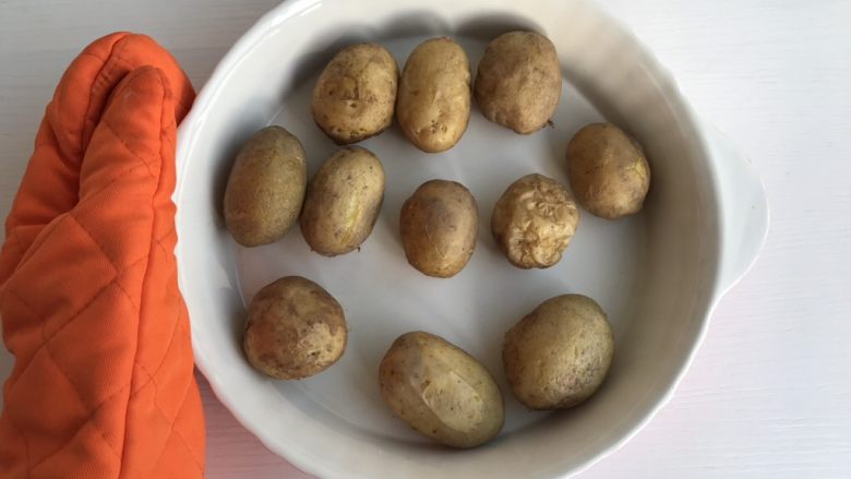 椒盐土豆仔,叮好的小土豆表皮微微变皱 (注意做好防烫工作)