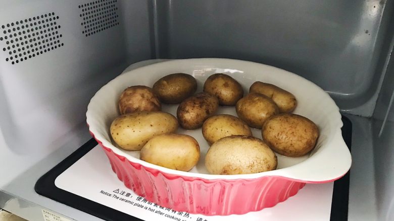 椒盐土豆仔,放入微波炉中火叮十五分钟左右(没有微波炉也可以用烤箱 或者蒸锅蒸到微微发软)