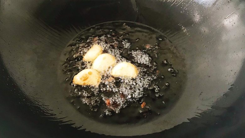 茶食之豆豉蒸排骨,油锅烧热 放入大蒜和豆豉煸炒出香味
