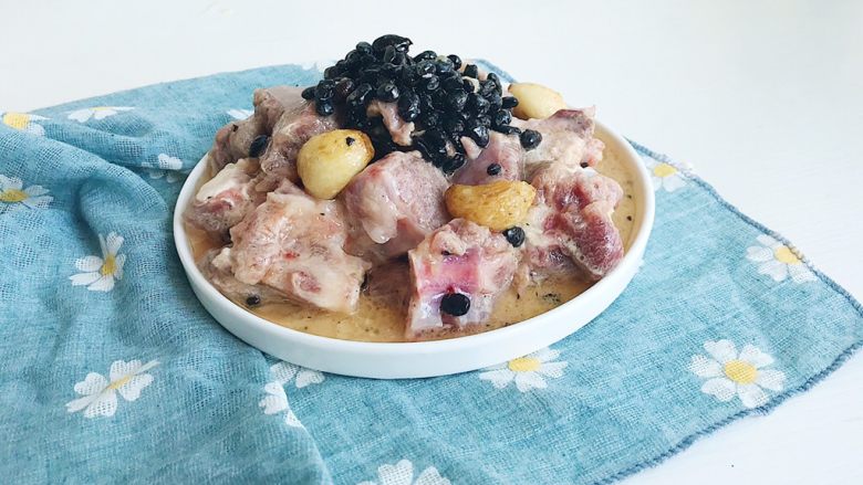 茶食之豆豉蒸排骨,混合均匀倒入蒸碗中