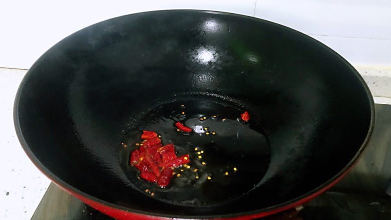 大白菜炒粉条,锅中放油，放<a style='color:red;display:inline-block;' href='/shicai/ 3250'>葱</a>丝<a style='color:red;display:inline-block;' href='/shicai/ 86474'>干辣椒</a>段爆香。