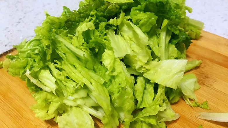 大白菜炒粉条,叶子切稍大一点的条。两者分开放,根部和叶部成熟时间不一样。