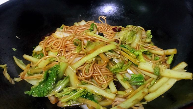 大白菜炒粉条,加盐<a style='color:red;display:inline-block;' href='/shicai/ 756'>鸡精</a>炒匀,出锅。