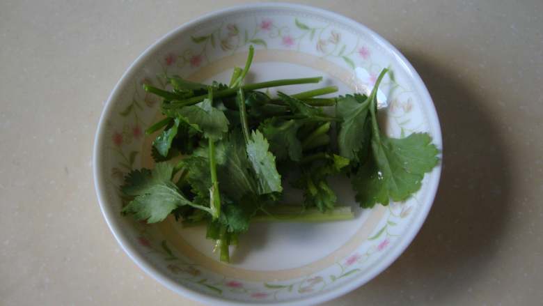 一锅出俩菜:大锅蒸海鲜,香菜切段,葱姜改刀