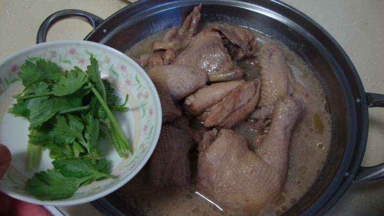 一锅出俩菜:大锅蒸海鲜,撒香菜