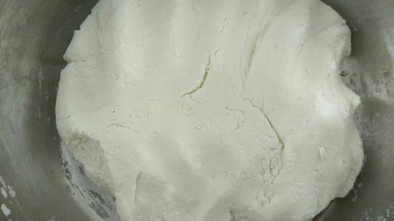 驴打滚,加适量温水,和成柔软的面团