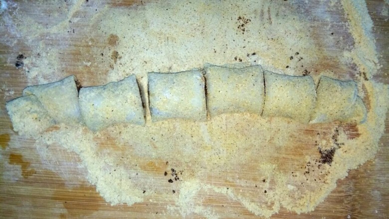 驴打滚,切成小段