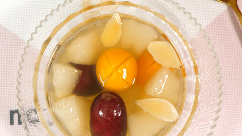 秋冬润肺止咳饮 金桔雪梨汤,晾到常温饮用;如果是给小宝宝喝,可以只喝汤。
润肺止咳,消痰降火。