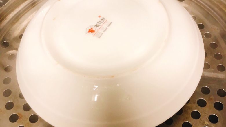 蔬菜蛋白蒸糕,盖上盘子上锅蒸熟!