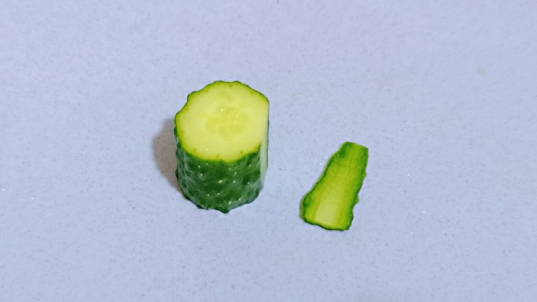 迎新春美好寓意~翠竹报春,取一段黄瓜,将黄瓜的一侧切掉一片,这样摆放在盘子中会比较稳。